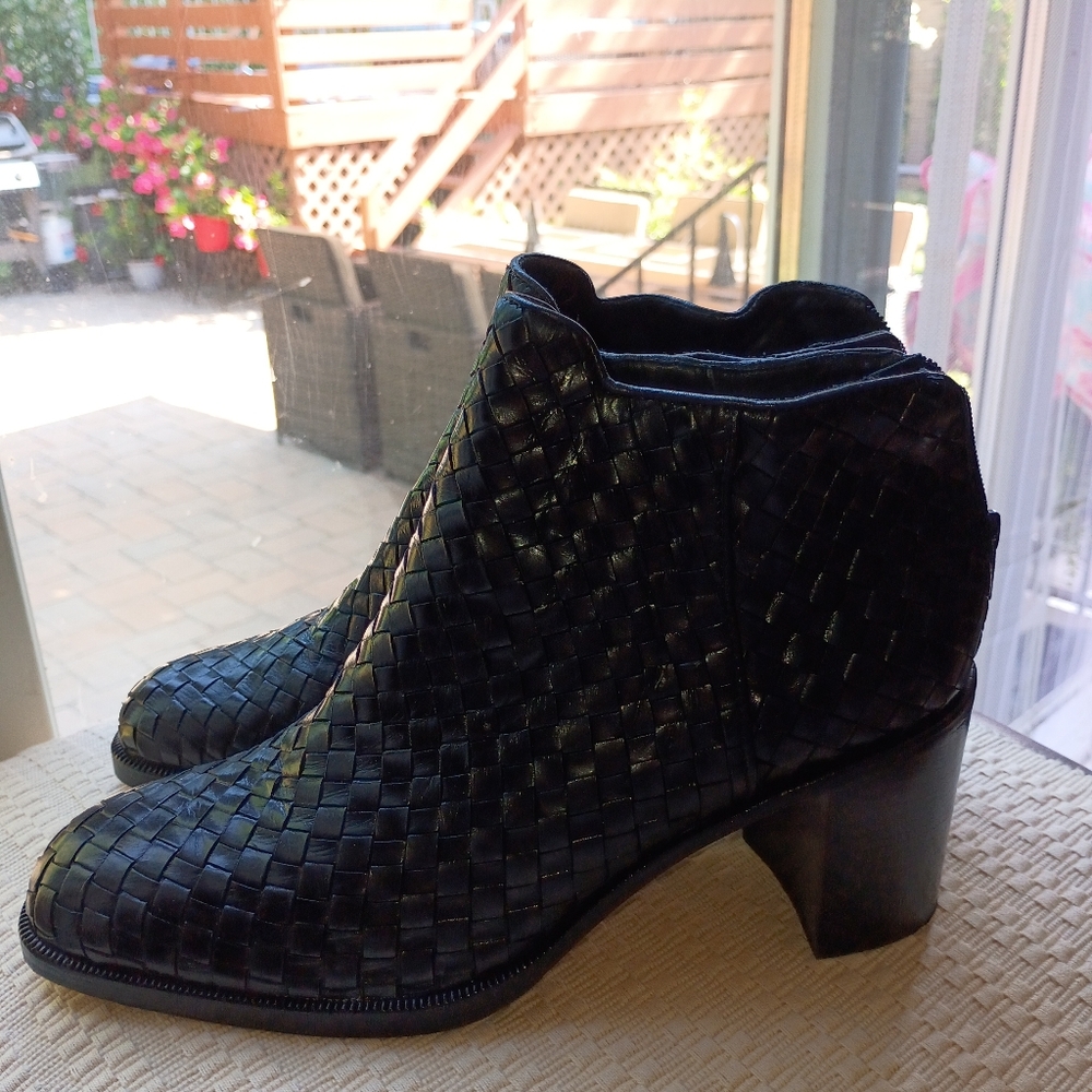 Cole Haan Black leather Woven Ankle Rounded You Boots Size 8AA.New Condition - Picture 3 of 7